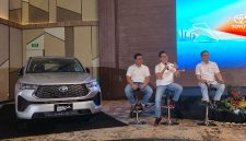 Mikhael, West Java Area Head (tengah) bersama M Fatih Rahmaditio (kiri) dan Faris Hengky Irawan saat memberikan penjelasan saat lounching Toyota Innova Zenix di Holiday Inn Hotel Bandung, Rabu (28/10). PJ/Mal