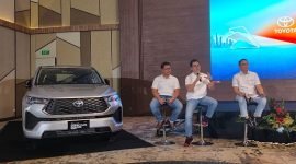 Mikhael, West Java Area Head (tengah) bersama M Fatih Rahmaditio (kiri) dan Faris Hengky Irawan saat memberikan penjelasan saat lounching Toyota Innova Zenix di Holiday Inn Hotel Bandung, Rabu (28/10). PJ/Mal