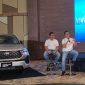 Mikhael, West Java Area Head (tengah) bersama M Fatih Rahmaditio (kiri) dan Faris Hengky Irawan saat memberikan penjelasan saat lounching Toyota Innova Zenix di Holiday Inn Hotel Bandung, Rabu (28/10). PJ/Mal