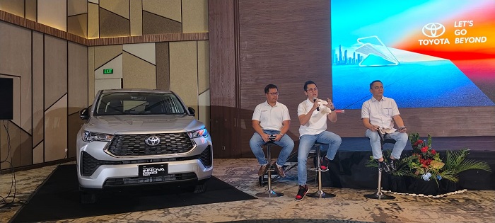 Mikhael, West Java Area Head (tengah) bersama M Fatih Rahmaditio (kiri) dan Faris Hengky Irawan saat memberikan penjelasan saat lounching Toyota Innova Zenix di Holiday Inn Hotel Bandung, Rabu (28/10). PJ/Mal