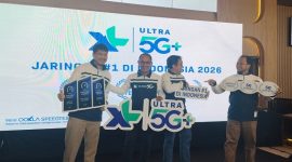 SVP Mobile Sales XLSMART area Jawa Barat, Arif Farhan Budianto (kedua kiri) dan CT SVP Marketing & Activation XL XLSMART, Christ Marcel (paling kiri) saat media update terkait layanan XL Ultra 5G+ di Bandung, Kamis (22/10). PJ/Mal