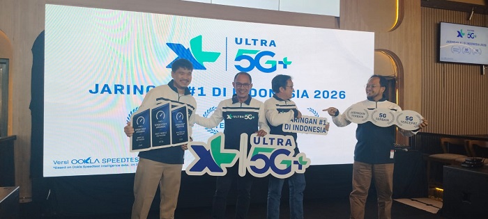 SVP Mobile Sales XLSMART area Jawa Barat, Arif Farhan Budianto (kedua kiri) dan CT SVP Marketing & Activation XL XLSMART, Christ Marcel (paling kiri) saat media update terkait layanan XL Ultra 5G+ di Bandung, Kamis (22/10). PJ/Mal
