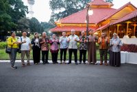 Wali Kota Bandung Farhan berpose bersama delegasi KRI Songkhla, Thailand, di Pendopo Kota Bandung, Minggu, 18 Oktober 2026.