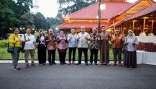 Wali Kota Bandung Farhan berpose bersama delegasi KRI Songkhla, Thailand, di Pendopo Kota Bandung, Minggu, 18 Oktober 2026.