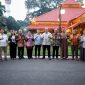 Wali Kota Bandung Farhan berpose bersama delegasi KRI Songkhla, Thailand, di Pendopo Kota Bandung, Minggu, 18 Oktober 2026.