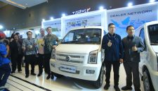 Manajemen PT Sokonindo Automobile melalui DFSK memperkenalkan emblem baru khusus lini kendaraan komersial di Periklindo Electric Vehicle Show (PEVS) 2026.PJ/Dok