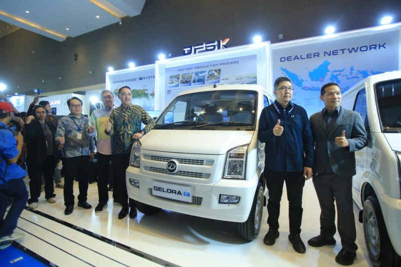 Manajemen PT Sokonindo Automobile melalui DFSK memperkenalkan emblem baru khusus lini kendaraan komersial di Periklindo Electric Vehicle Show (PEVS) 2026.PJ/Dok